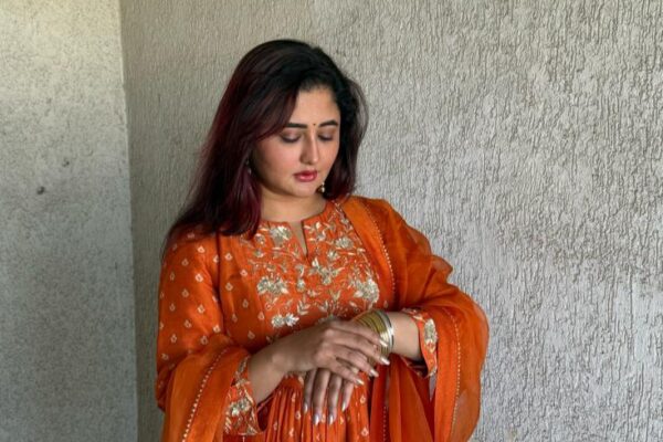 नारंगी पोशाक में रश्मि देसाई का एथनिक लुक